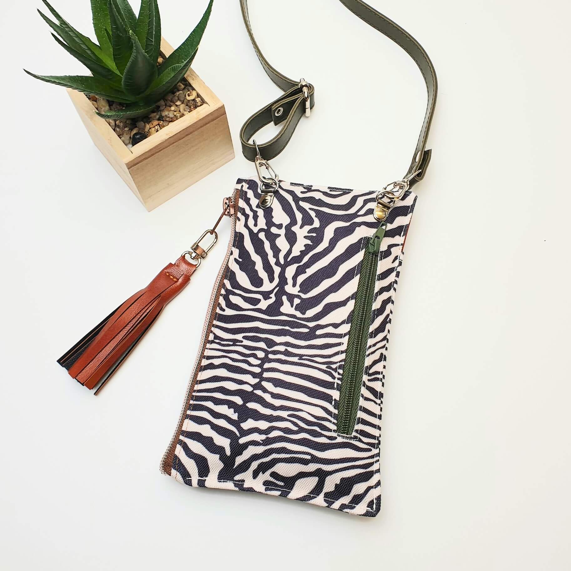 Pochette téléphone zèbre dos