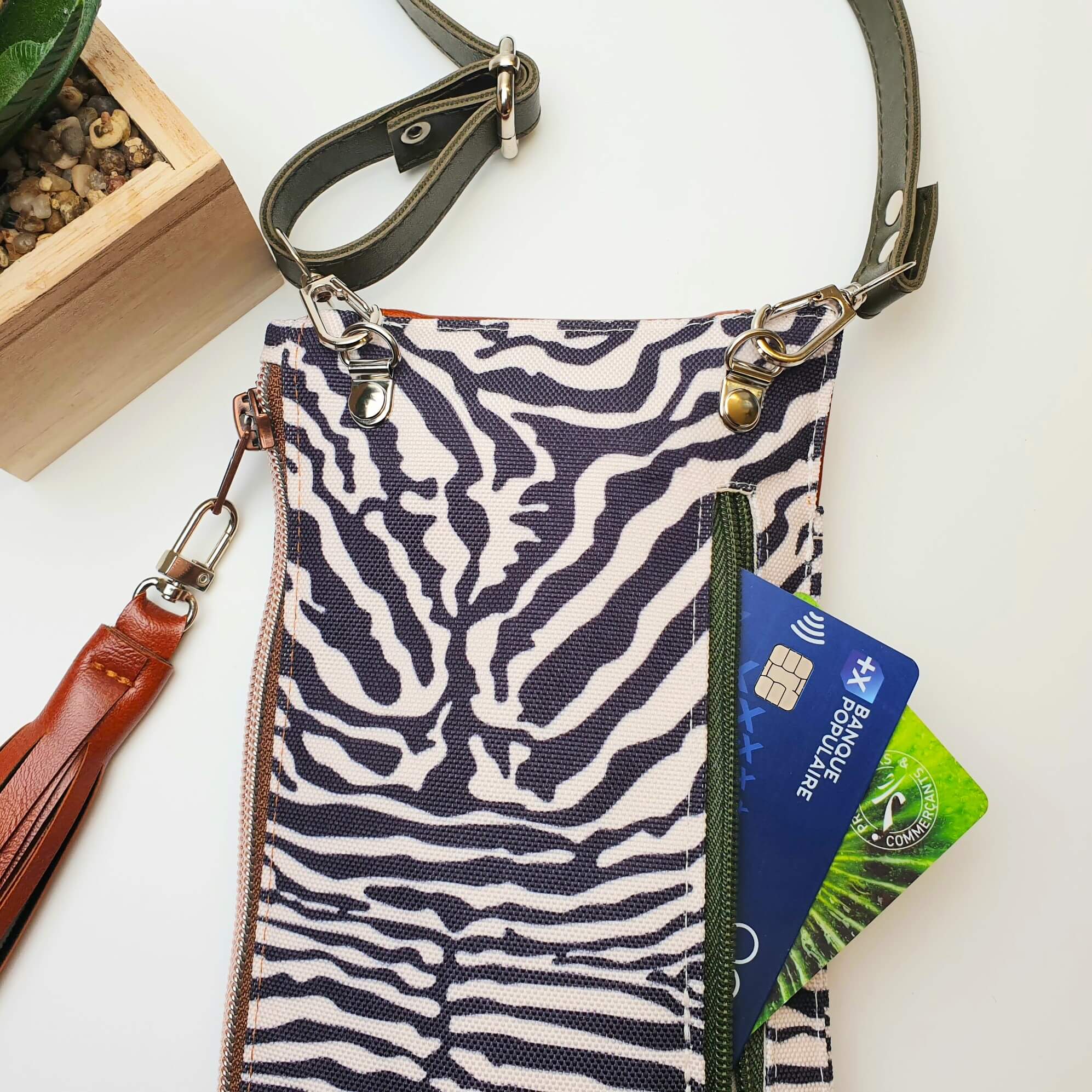 Pochette téléphone zèbre poche zippée au dos