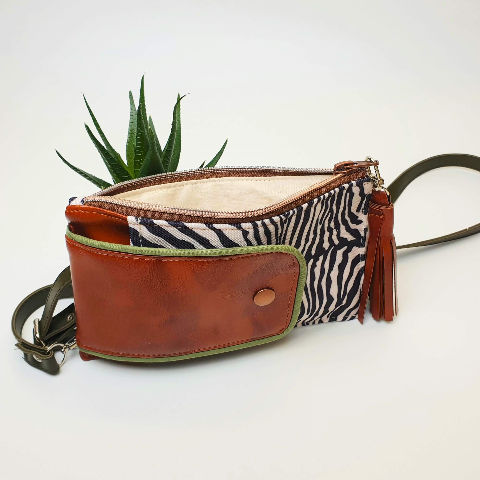 Pochette téléphone zèbre trousse ouverte