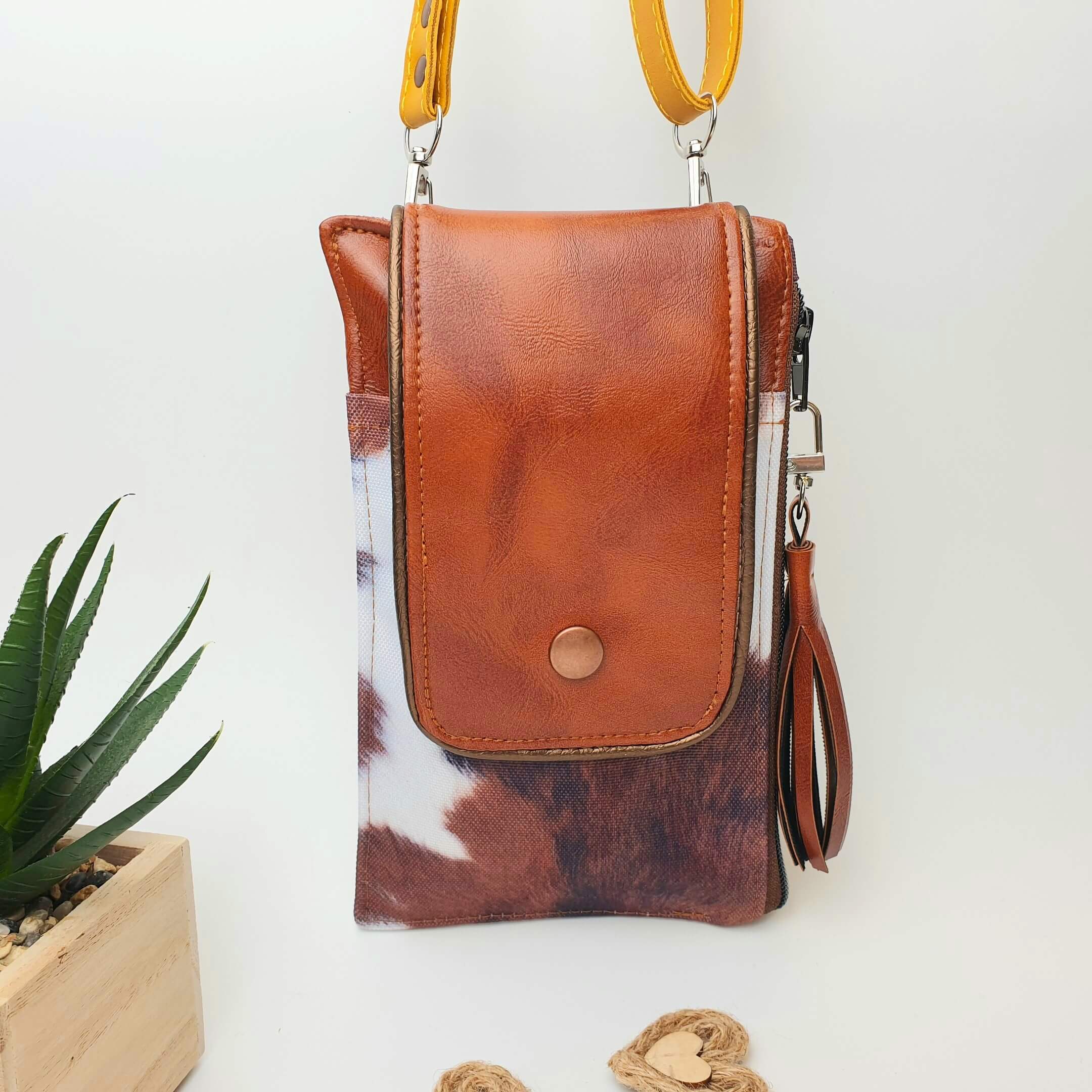Pochette téléphone peau de bête & simili cuir marron porte clé