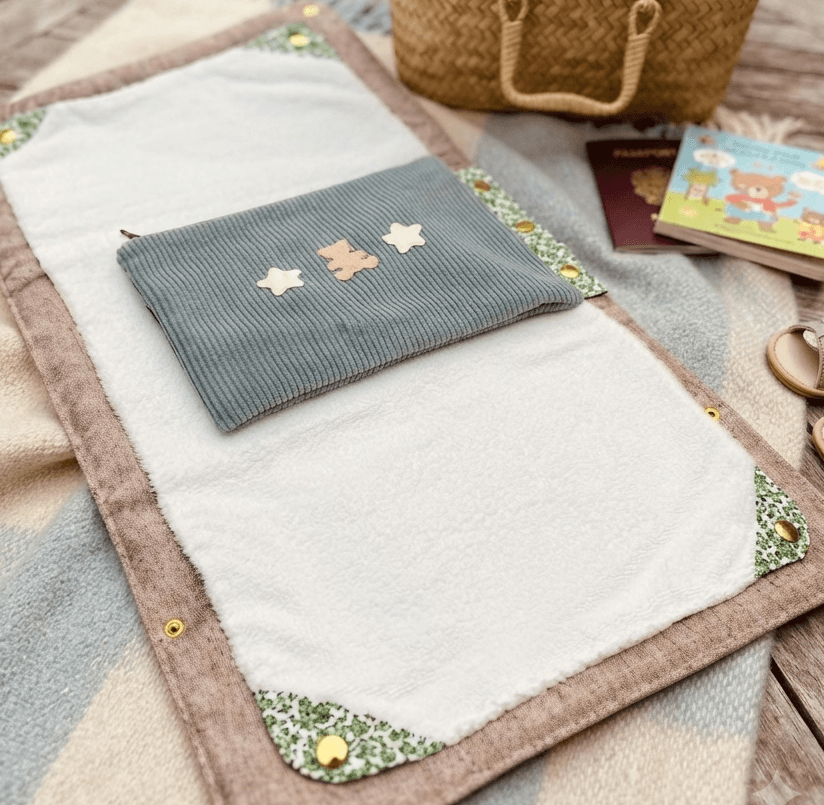 Tapis à langer velours bleu déplié