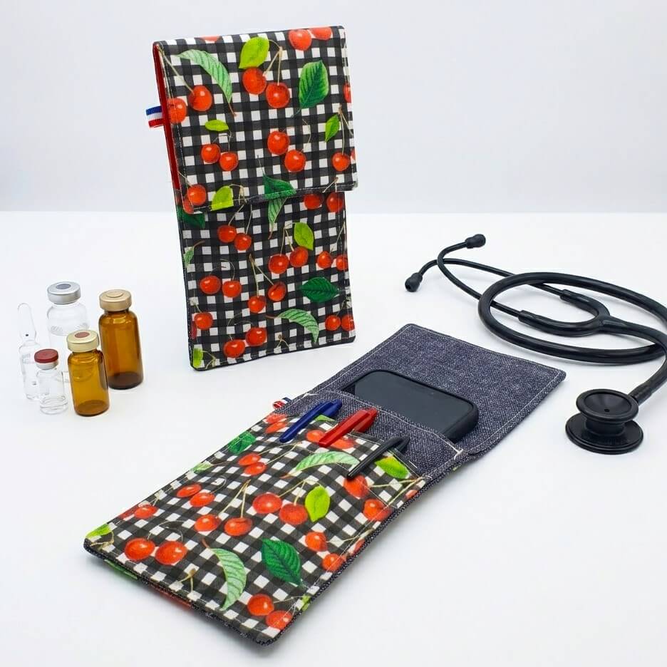 Pochette crayon pour le personnel soignant Cerise présentation