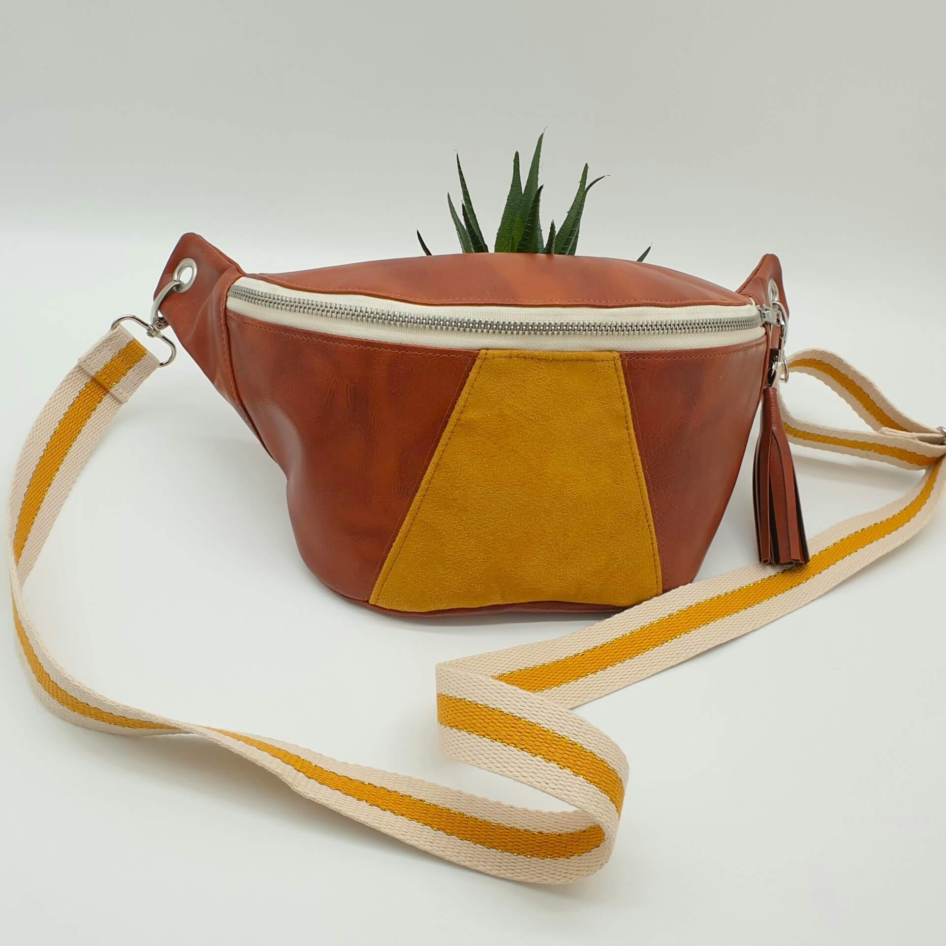 Banane simili cuir Cognac face 2