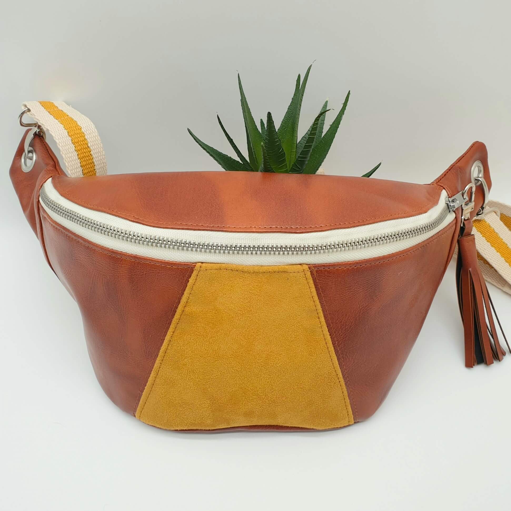 Banane simili cuir Cognac face 3
