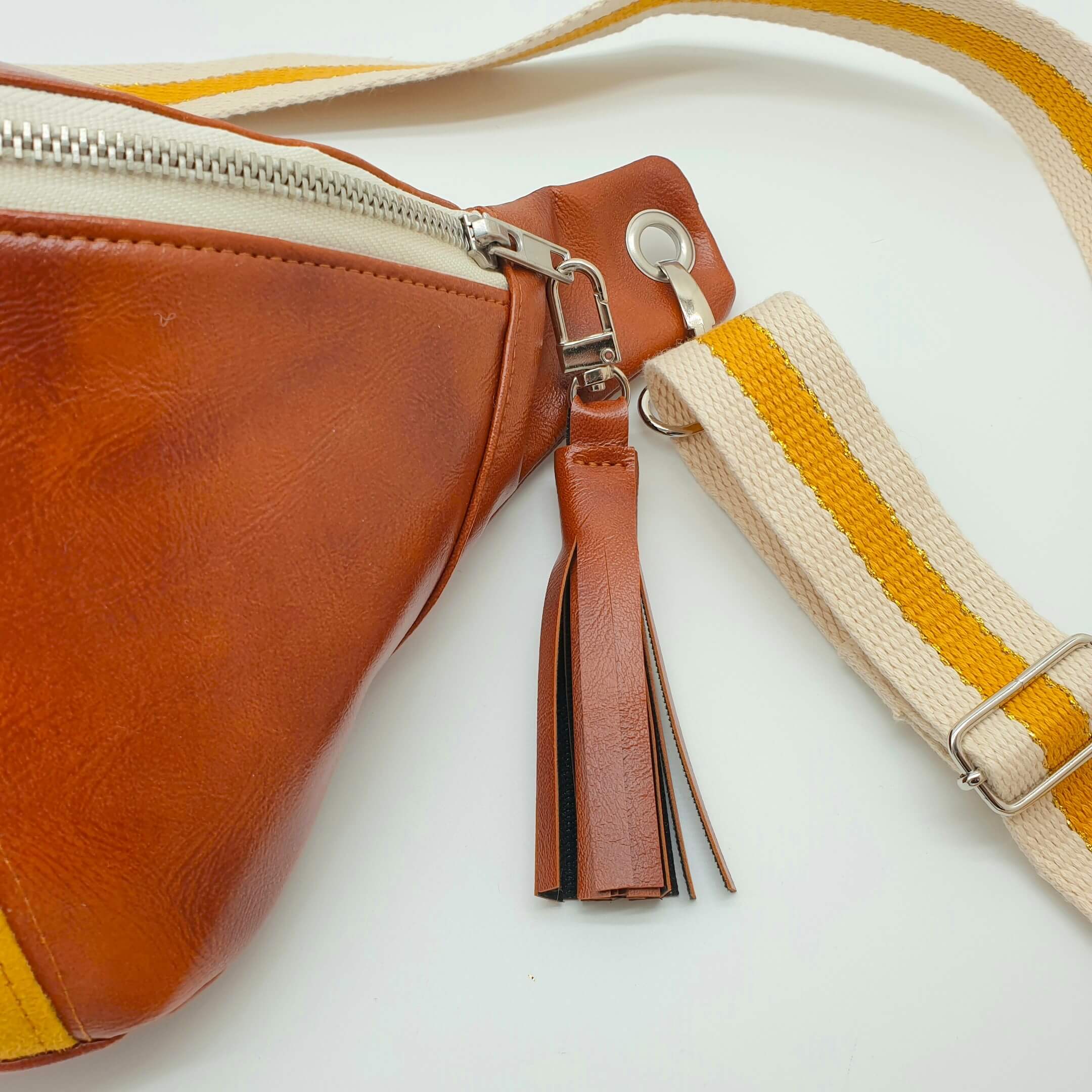 Banane simili cuir Cognac pompon à franges