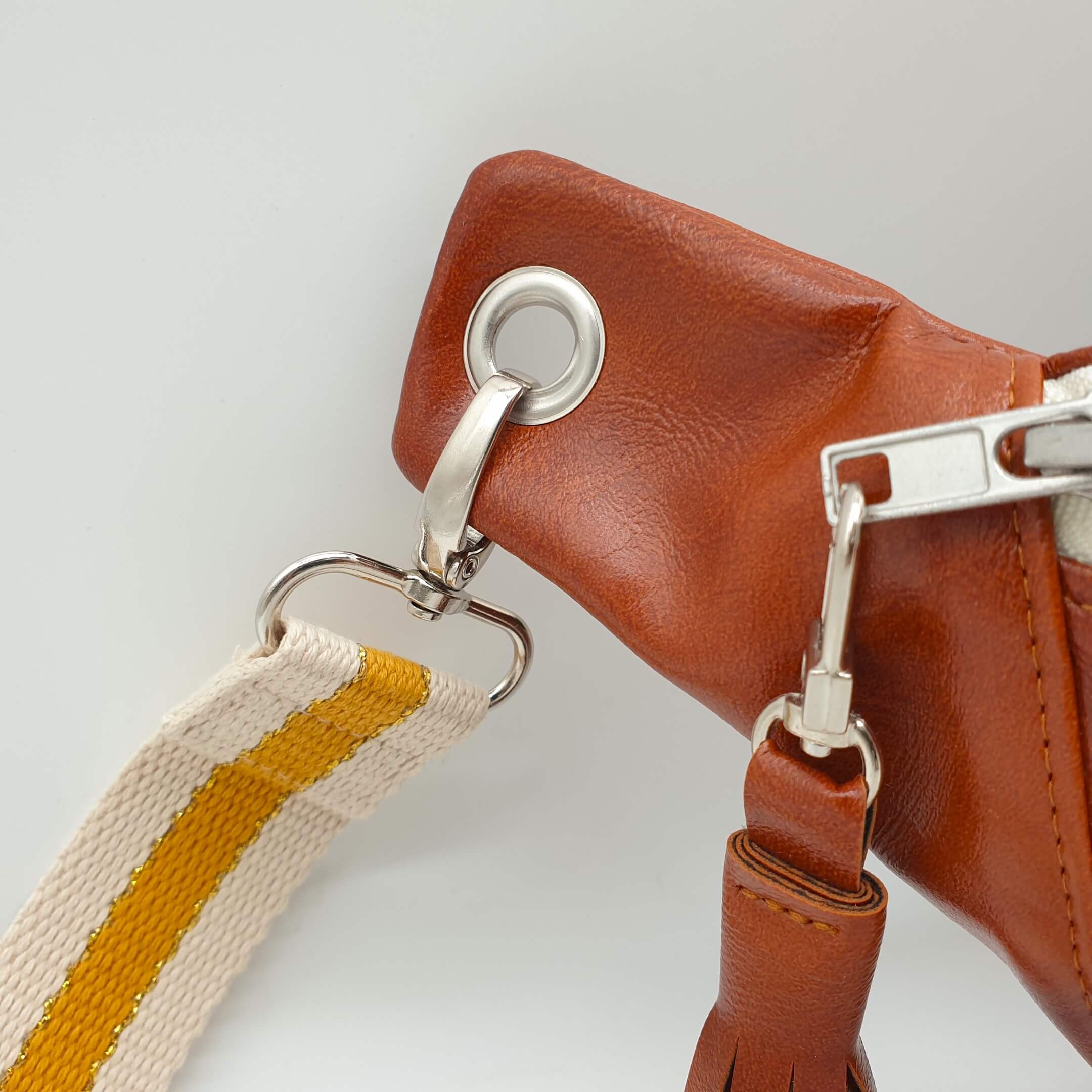 Banane simili cuir Cognac sangle