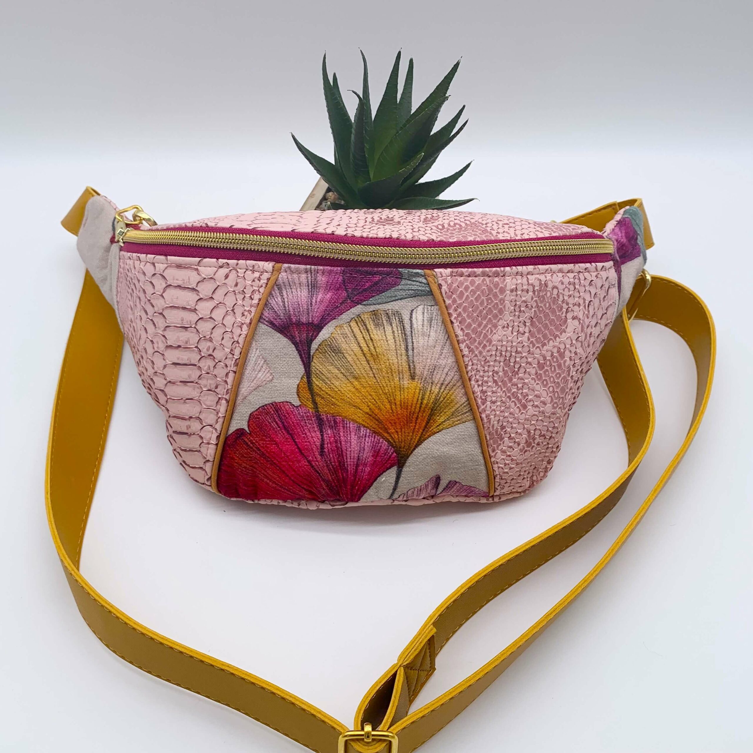 Banane simili cuir Dragon rose face bis