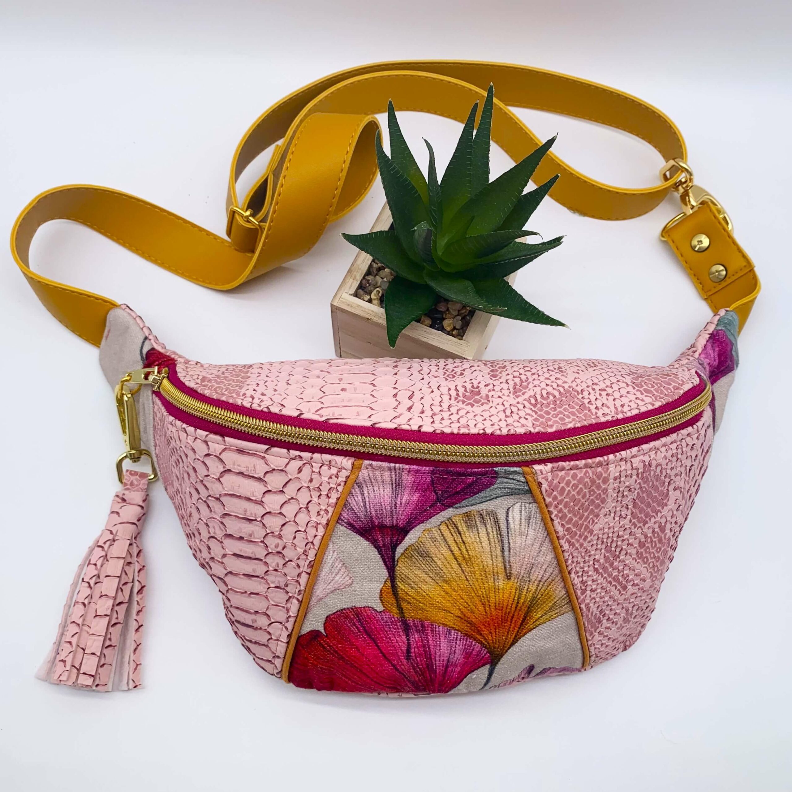 Banane simili cuir Dragon rose face